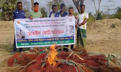 মনপুরার মেঘনায় কোষ্টগার্ড ও মৎস্য অফিসের যৌথ অভিযানে আটক বেহিন্দী জাল