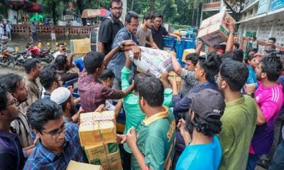 বন্যার্তদের জন্য ত্রাণ দিতে আজও টিএসসিতে মানুষের ঢল