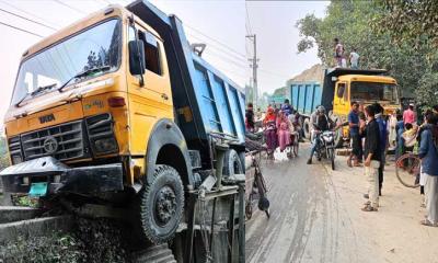 মাগুরার শ্রীপুরে অটো-সিএনজির যাত্রীকে বাঁচাতে গিয়ে বালু বোঝায় ট্রাক বিপদাপন্ন