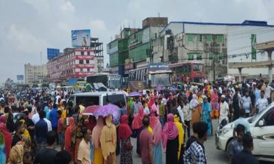 বকেয়া বেতনের দাবিতে টঙ্গীতে পোশাক শ্রমিকদের মহাসড়ক অবরোধ