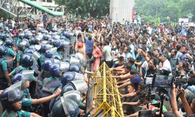 ব্যারিকেড ভেঙে শাহবাগ অবরোধ, যান চলাচল বন্ধ