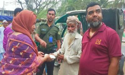 মহাসড়কে ইফতার সামগ্রী বিতরণ করলেন নান্দাইলের ইউএনও