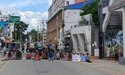 মসজিদে নয় শিক্ষার্থীদের রাস্তায় জুমার নামাজ আদায়ে বাধ্য করেন আওয়ামীপন্থী শিক্ষক