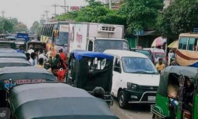 ফুটওভার ব্রিজ না থাকায় জীবনের ঝুঁকি নিয়ে রাস্তা পারাপার