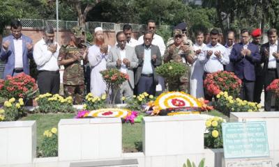 প্রয়াত মেয়র আনিসুল হকের সমাধিতে ডিএনসিসির শ্রদ্ধা