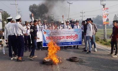 সিরাজগঞ্জে বিআইএমটি অধ্যক্ষের বিরুদ্ধে নানা দুর্নীতির অভিযোগ, রাস্তায় শিক্ষার্থীরা