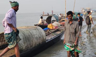 নিষেধাজ্ঞা শেষে ইলিশ ধরার উৎসবে মেতেছে জেলেরা