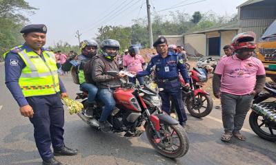 মহাসড়কে মোটরসাইকেল শোভাযাত্রা : চালক-যাত্রীদের মাঝে হাইওয়ে পুলিশের সচেতনমুলক লিফলেট বিতরণ