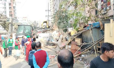 সড়ক ও ফুটপাতের অবৈধ দোকান ও স্থাপনা উচ্ছেদে ডিএনসিসির অভিযান