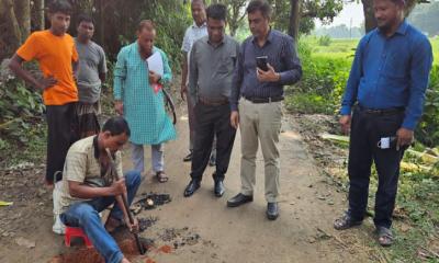 নিয়ামতপুরে সড়ক উন্নয়নমূলক কাজ পরিদর্শনে তত্বাবধায়ক ও নির্বাহী প্রকৌশলী