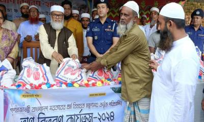 বন্যায় ঘরবন্দী মানুষের ঘরে খাবার পৌঁছে দেয়া হচ্ছে: ধর্ম উপদেষ্টা