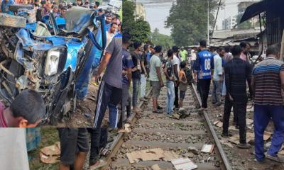 রাজশাহীতে ট্রেনের ধাক্কায় পিকআপ দুমড়েমুচড়ে আহত ৫