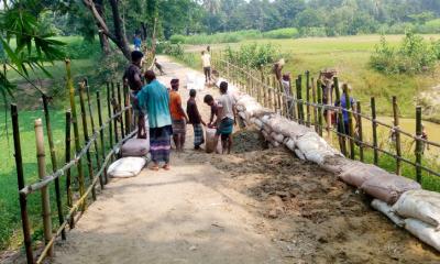 মধ্যনগরের বংশীকুন্ডায় গ্রামবাসীর উদ্যোগে রাস্তা মেরামত