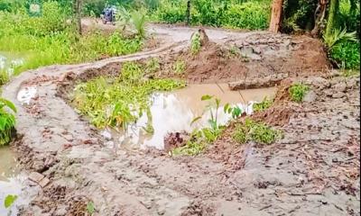 কালভার্ট ভেঙ্গে ফেলায় দুর্ভোগে এলাকাবাসী