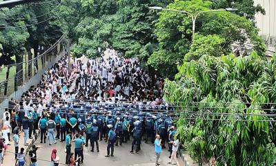 শাহবাগে সড়কের একপাশ অবরোধ চিকিৎসকদের