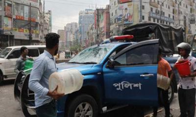 রাজধানীতে পুলিশের গাড়ি ভাঙচুর, মোটরসাইকেলে আগুন