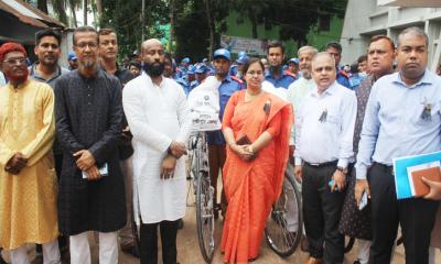 লক্ষ্মীপুরে গ্রাম পুলিশদের মাঝে বাইসাইকেল ও পোশাক বিতরণ