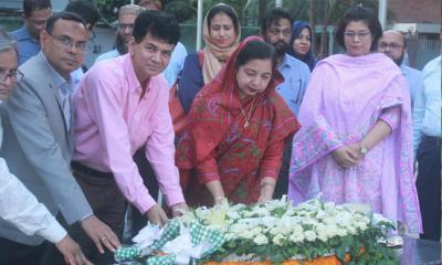 জাতির পিতার প্রতিকৃতিতে শ্রদ্ধা নিবেদন করলেন সিনিয়র সচিব জাকিয়া সুলতানা