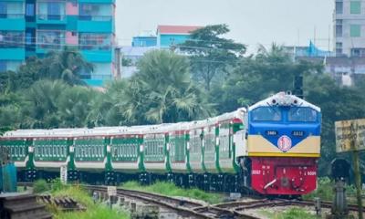 রাজধানীতে ট্রেনের ছাদ থেকে পড়ে দুই যুবকের মৃত্যু