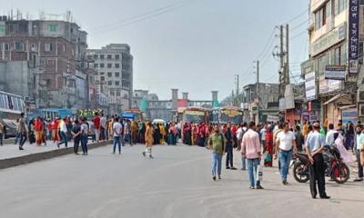 বেতন বকেয়া রেখে কারখানা বন্ধের ঘোষণায় বিক্ষোভ