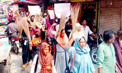 কলাপাড়ায় ওসির অপসারণের দাবিতে ঝাড়ু মিছিল