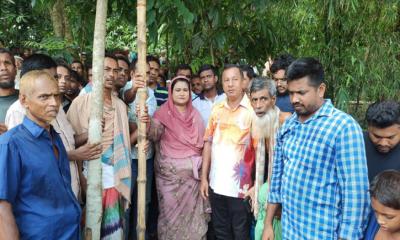 আমতলীর যোগাযোগ বিচ্ছিন্ন মানুষের চলাচলের জন্য সাঁকো নির্মান