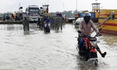 জোয়ারে পানির নিচে মোরেলগঞ্জ ফেরিঘাটের গ্যাংওয়ে