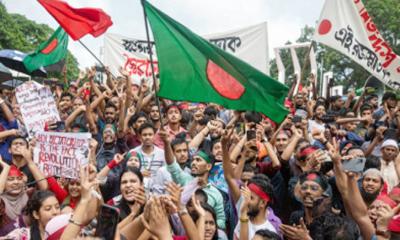 শাহবা‌গে সেনাবা‌হিনী‌কে ফুল দি‌চ্ছেন শিক্ষার্থীরা