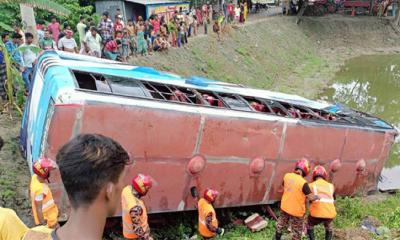 নরসিংদীতে যাত্রীবাহী বাস খাদে পড়ে নিহত ২