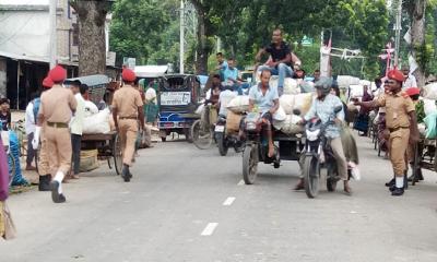 যানজোট নিরসনে কোটচাঁদপুরে সড়কে শিক্ষার্থীরা