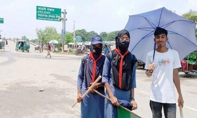 আত্রাইয়ে ট্রাফিকের দায়িত্ব পালন করছে শিক্ষার্থীরা