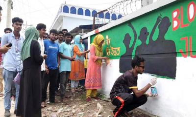 নিয়ামতপুরে শিক্ষার্থীদের রঙ তুলির আঁচড়ে বদলে গেছে দেয়ালের চিত্র