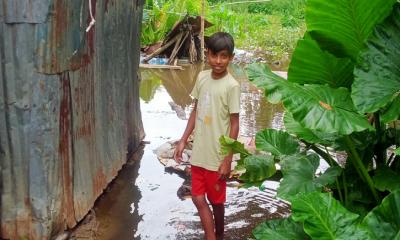 নড়াইলে রাতভর ভারী বৃষ্টিতে মুচিপোলসহ শহরের ঘরবাড়িতে ঢুকেছে পড়েছে পানি