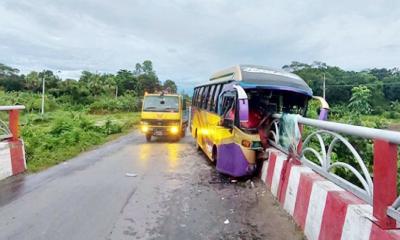 নিয়ন্ত্রণ হারিয়ে ব্রিজের রেলিংয়ে বাসের ধাক্কা, আহত ১৫