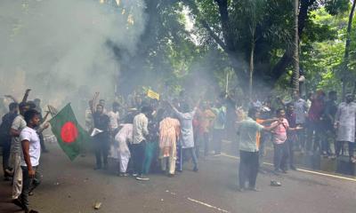 চাকরিতে আবেদনের বয়সসীমা ৩৫ প্রত্যাশীদের ওপর পুলিশের টিয়ারশেল নিক্ষেপ