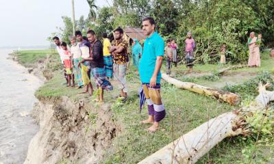 সুন্দরগঞ্জে পানি বেড়ে তিস্তায় ভাঙন বিলীন হচ্ছে বসতবাড়ি ও ফসলি জমি