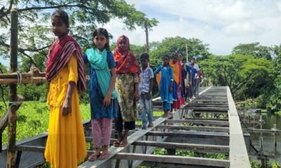 রাঙ্গাবালীতে সেতু নির্মাণকাজে ধীরগতি, ঝুঁকি নিয়ে সাঁকো পারাপার