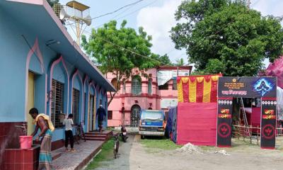 নড়াইলের চিত্রা নদীর পাড়ে একই স্থানে মসজিদ-মন্দির, নির্বিঘ্নে চলছে নামাজ-পূজা ধর্মীয় সম্প্রীতির উজ্জ্বল নিদর্শন