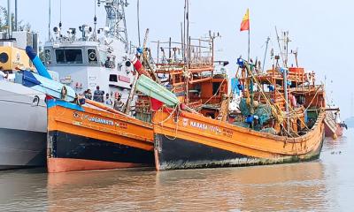 ভারতের পতাকাবাহী দুটি ট্রলারসহ ৩১ জেলে আটক