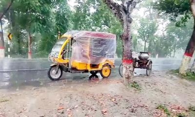 ঘূর্ণিঝড় ‘ডানা’র প্রভাবে কাশিয়ানীতে গুঁড়ি গুঁড়ি বৃষ্টি