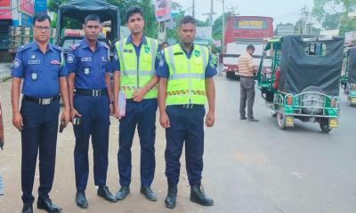 নান্দাইলে সড়কে শৃঙ্খলা ফেরাতে কাজ শুরু করেছে হাইওয়ে পুলিশ