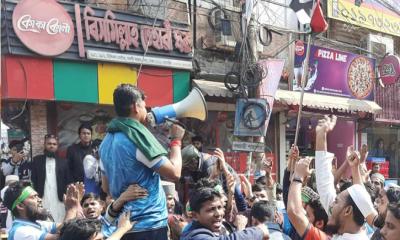 আলিয়া মাদরাসার মাঠ থেকে আদালত সরাতে শিক্ষার্থীদের অবস্থান