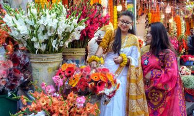 ভৈরবে বিভিন্ন দিবসকে ঘিরে  চাঙা হয়ে উঠেছে ফুলের দোকানগুলো