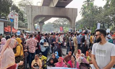 প্রেসক্লাবের সামনে আউটসোর্সিং কর্মীদের সড়ক অবরোধ, তীব্র যানজট