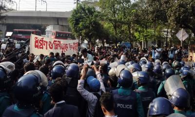 শিক্ষা ভবন মোড়ে মুখোমুখি অবস্থানে আন্দোলনকারী-পুলিশ