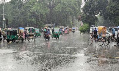 অবিরাম বৃষ্টিতে রাজধানীবাসীর ভোগান্তি চরমে