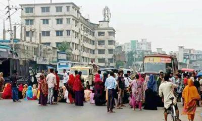 গাজীপুরে বকেয়া বেতনের দাবিতে মহাসড়ক অবরোধ