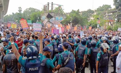 চাকরি জাতীয়করণের দাবিতে শাহবাগ অবরোধ, যান চলাচল বন্ধ