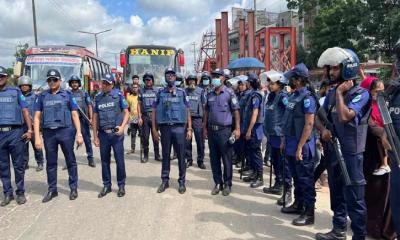 রাজধানীর প্রবেশমুখে হঠাৎ পুলিশি তল্লাশি, ভোগান্তিতে যাত্রীরা