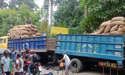 তানোরে ট্রাকের ধাক্কায় গাড়ি চালক নিহত